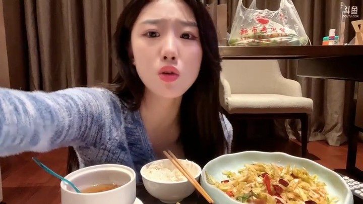 百百美女大学放假了，在房间里吃饭美滋滋啊