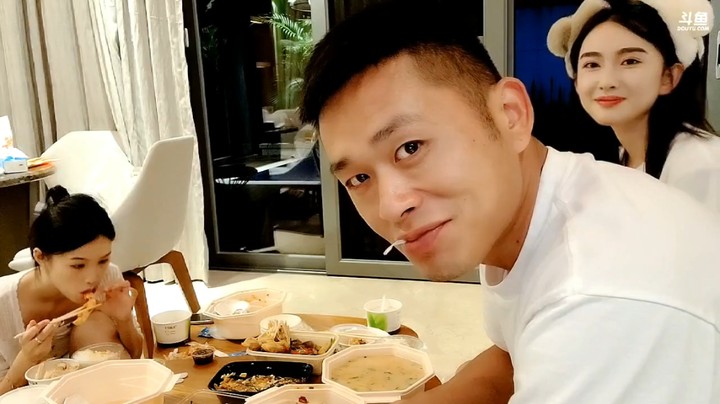 大家说娜个女人一直看着肖哥笑