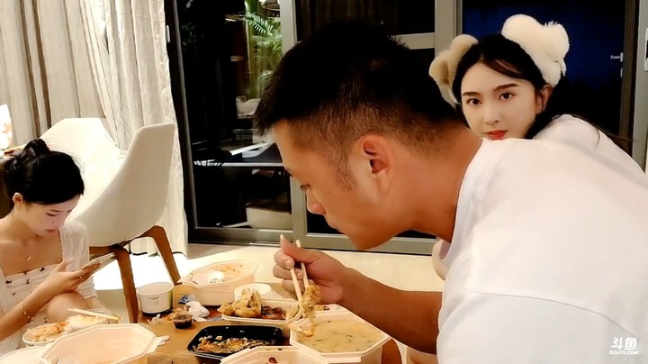 肖哥和美女在房间里吃外卖大餐，娜个女人真好看