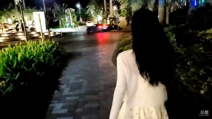 不得不说美女挺好看的