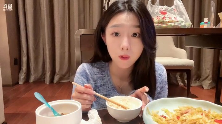 百百美女一个人干饭真享受啊