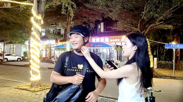 肖哥骑电动车带着美女游玩真快乐啊