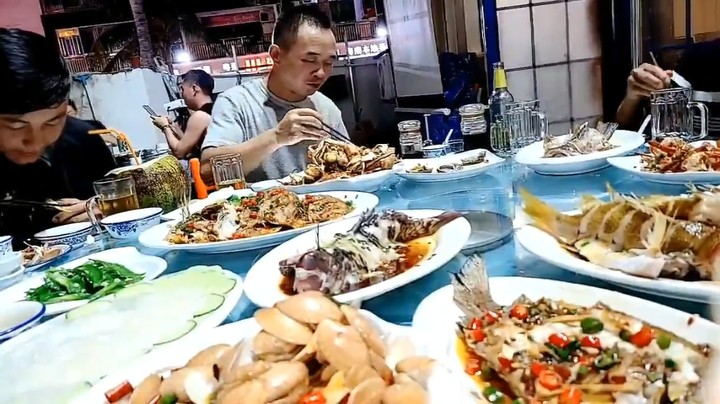 肖哥和兄弟们又吃海鲜大餐了，美滋滋啊