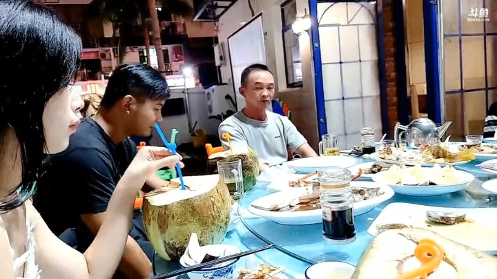 美女真能说，肖哥都问笑了