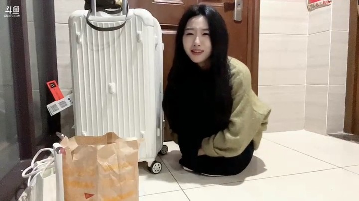 百百美女这是从大学回深圳了，美滋滋啊