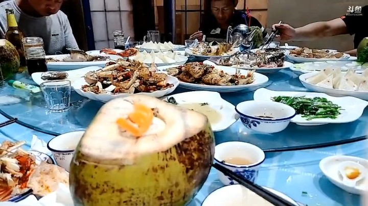肖哥和大家吃大餐，美女聊天很快乐