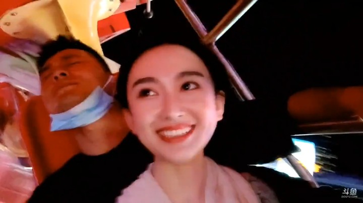 肖哥和娜宝坐摇摇车，美女笑的好开心，肖哥全程闭眼