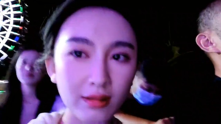 肖哥和美女在游乐园玩游戏，美女娜宝好开心