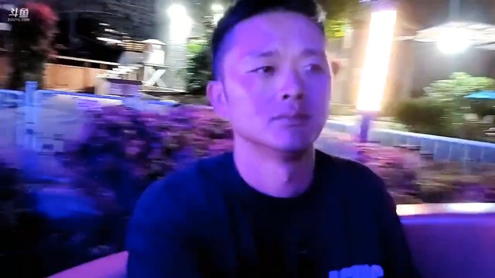 肖哥和美女一起玩旋转游戏一点也不晕