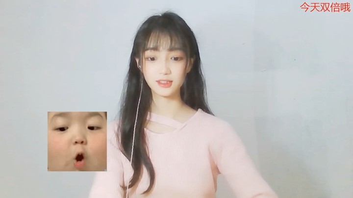 美女小姐姐看起来很可爱，画面有点梦幻感