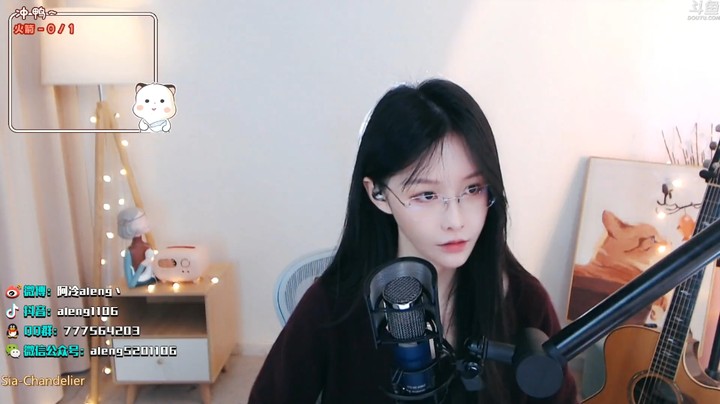 美女阿冷今天穿黑衣服好看