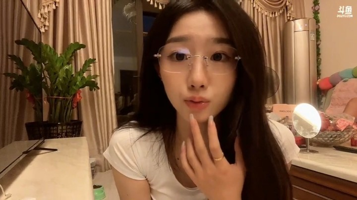 百百美女说自己不喜欢社交不喜欢连麦，喜欢一个人直播