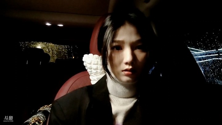 茵妹妹在车上发呆，穿的很保暖啊