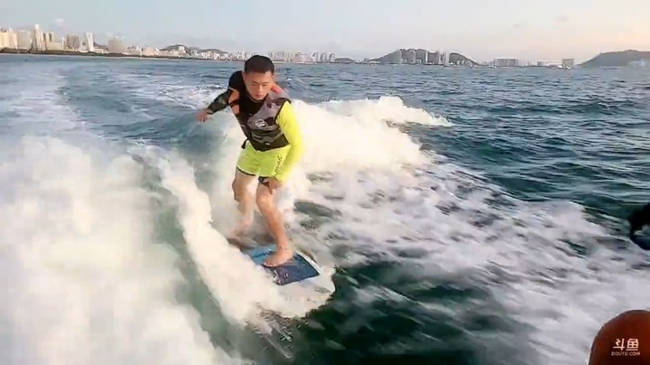 肖哥玩冲浪，大家说入水姿势很完美