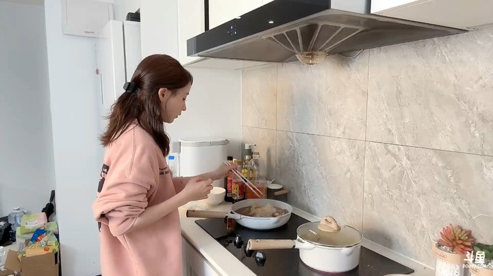 美女二珂做排骨炖粉丝，美滋滋