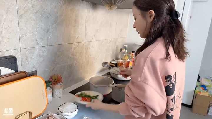 看二珂做菜做了很久，结果一看还得是乱炖来的实在啊