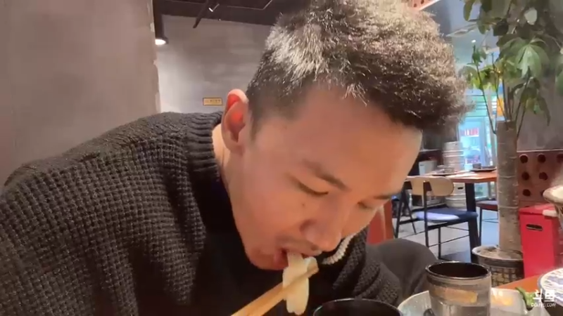 【2022-11-30 00点场】黑人毅：美食主播黑人毅