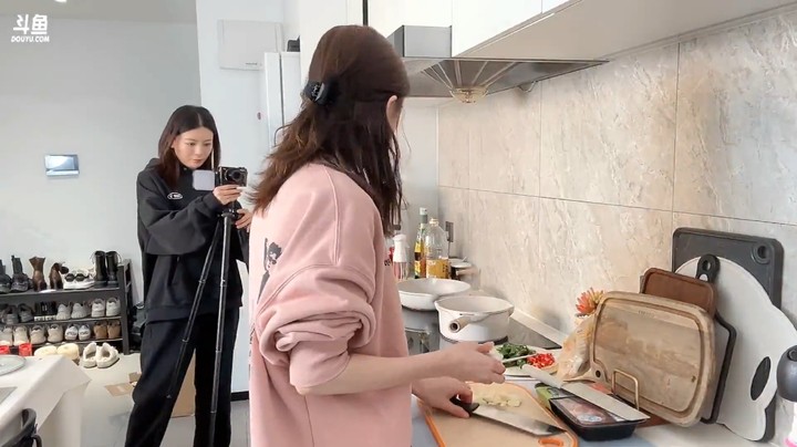美女二珂在家做菜不慌不忙，还有美女帮忙拍摄