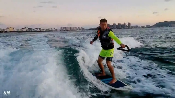 肖哥挑战冲浪，弹幕都是嘲讽，只有我在默默的支持你，加油奥利给