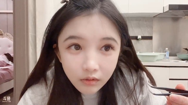 美女小布丁很久没直播了，直播贴假的眼睫毛