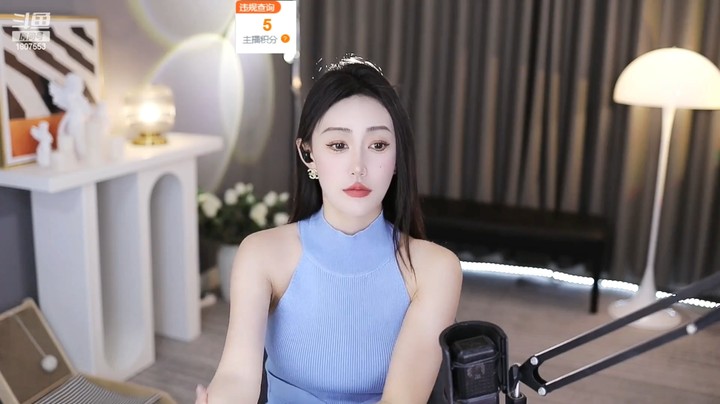 这么冷的天，小姐姐开空调穿那么凉快好看啊