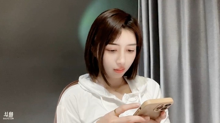 大思喜美女小姐姐今天穿的很休闲，很好看