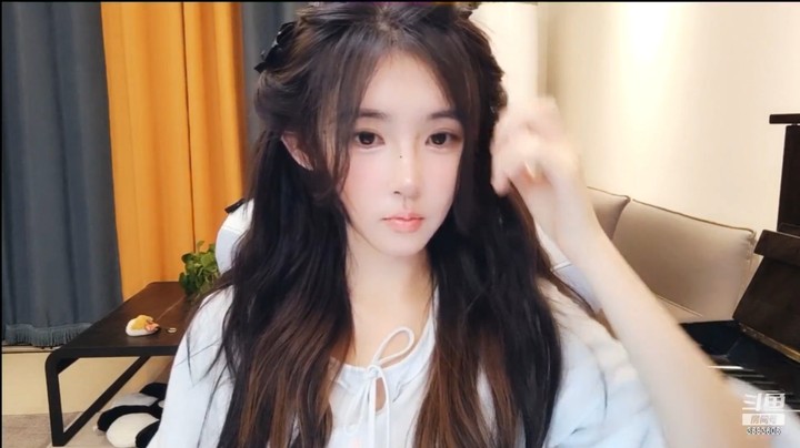 宋鲸儿美女小姐姐头发是真多，让我好羡慕啊