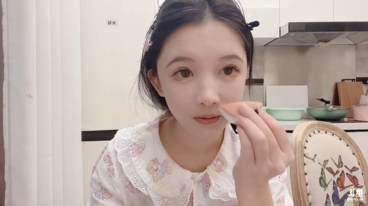 小布丁美女在家化妆，真是费时啊，需要耐心