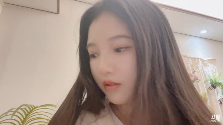 小布丁美女化妆完就开始自拍，好可爱