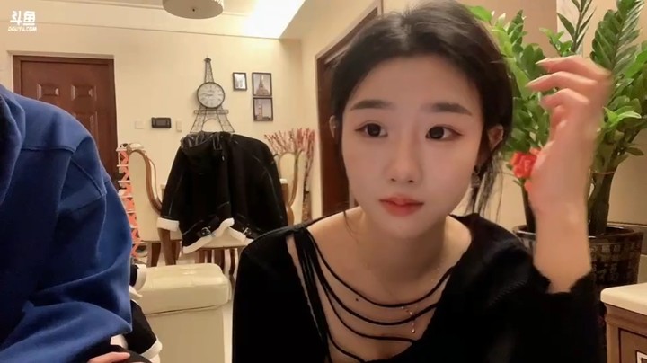 百百美女在家化妆，这么晚了化妆啊