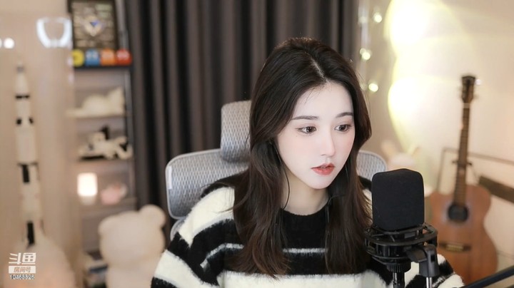 软软美女要让粉丝带她玩英雄联盟，好上分啊