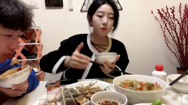 百百美女在家吃饭，吃的很丰盛，真幸福啊