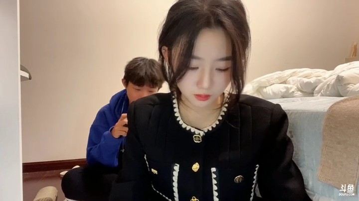 百百美女在家直播玩手机，弟弟在后面玩手机