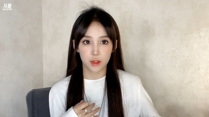 晴子美女在家直播，穿白衣服很薄，有暖气啊