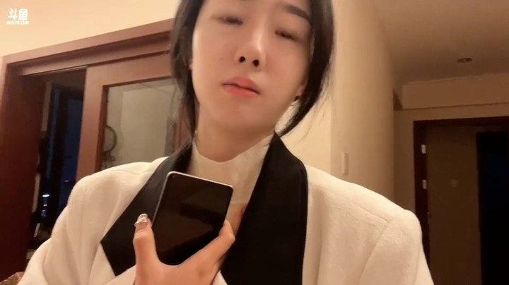 百百换衣服，让弟弟直播，可爱