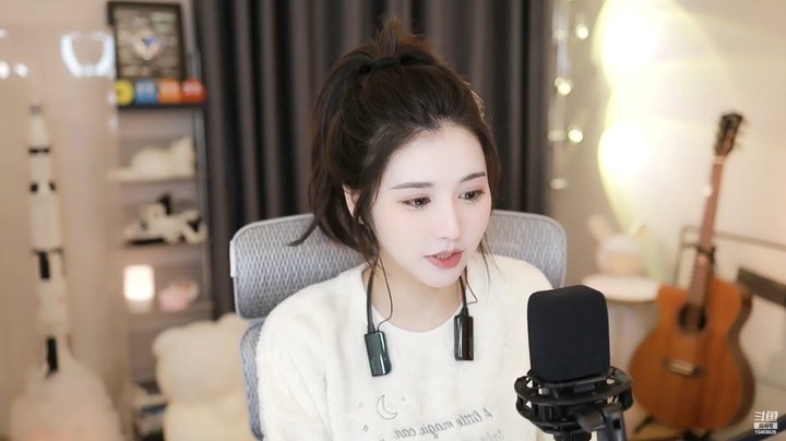 软软美女想找一个有自己图案的碗，以后吃泡面好赚钱