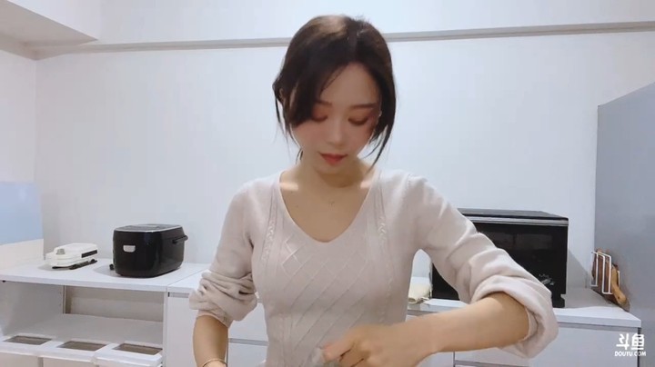 蘭七美女小姐姐在家自己做吃的，真好看啊