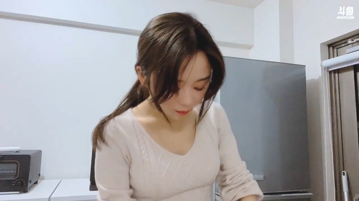 蘭七美女小姐姐在日本自己做饭吃，看起来很专业啊