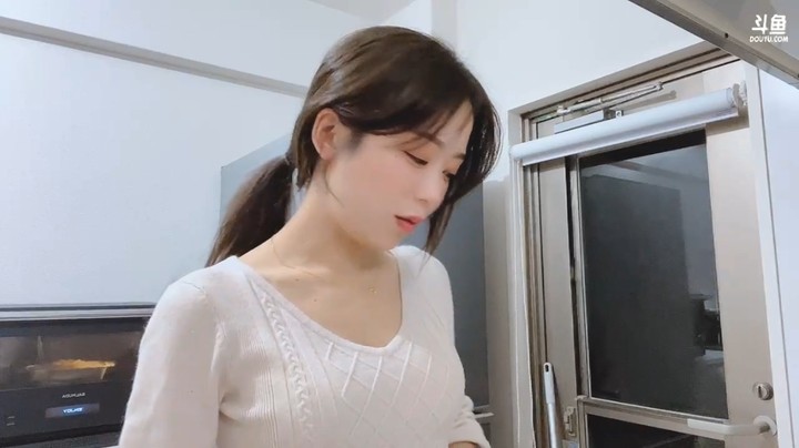 美女小姐姐在家做吃的，做了很久还没好啊