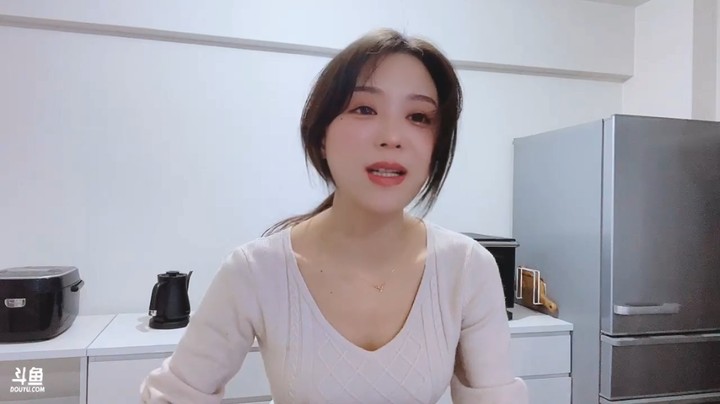 美女小姐姐在家做菜，用微波炉做，看起来很轻松