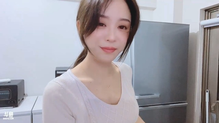 美女小姐姐在家做美食，还一边喝酒，快乐啊