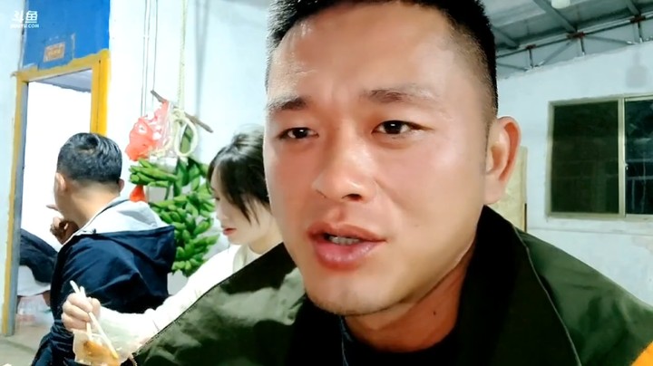 肖哥和大家吃完饭，这衣服有年头了