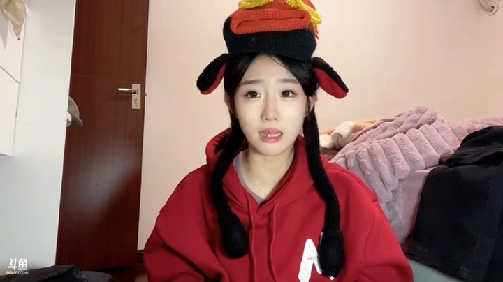 百百美女在家直播真可爱，这造型可以啊