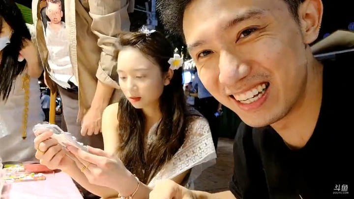 博哥和美女在西双版纳逛街美滋滋