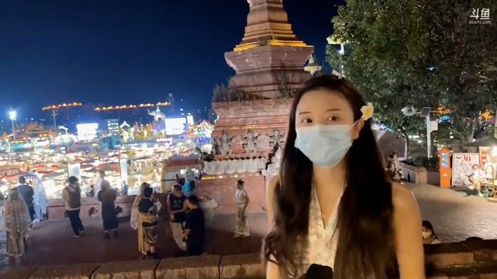 博哥和美女杏子在西双版纳游玩，帮忙拍照