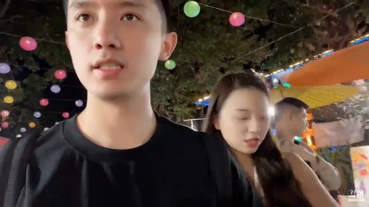 博哥吃完饭带美女杏子逛街