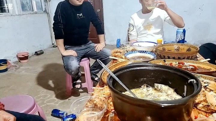 肖哥看大家收拾饭碗，美女娜娜还帮忙啊