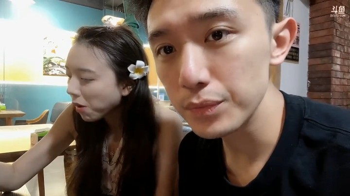 正直博和美女杏子在西双版纳吃饭美滋滋，有点像洛丽塔