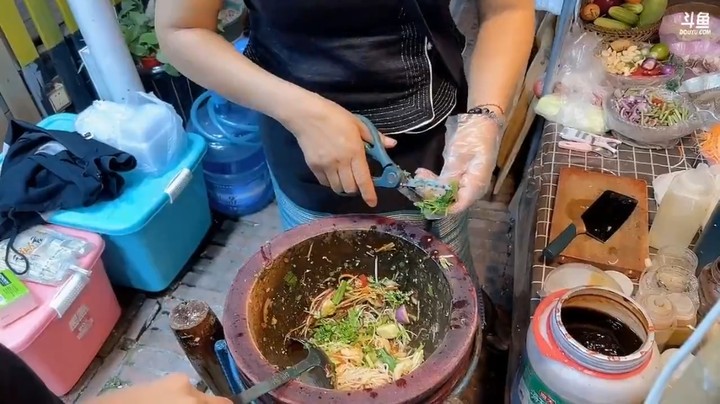 博哥和美女杏子吃凉菜鸡脚，居然要35，大家说贵啊