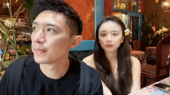 博哥在西双版纳点菜吃饭，大家说杏子发际线有点高